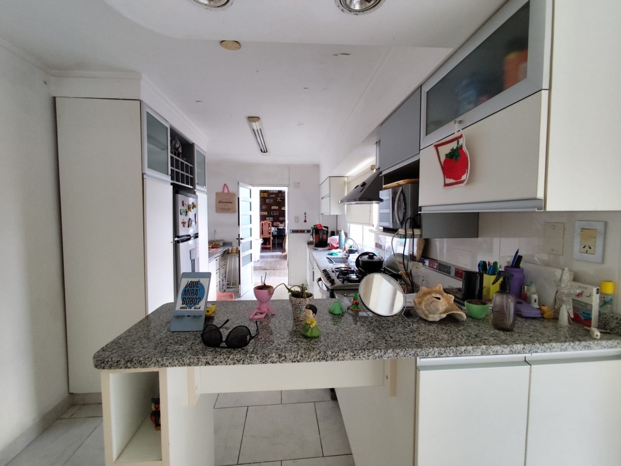 CASA DE 3 DORMITORIOS EN BARRIO SUR