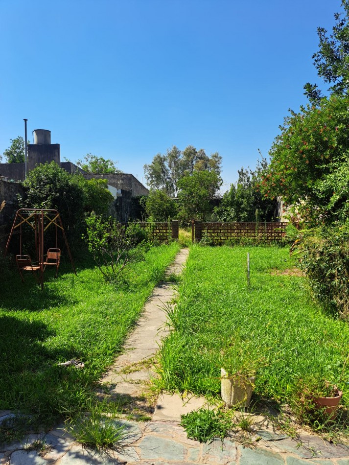 CASA CON GRAN PATIO VERDE 