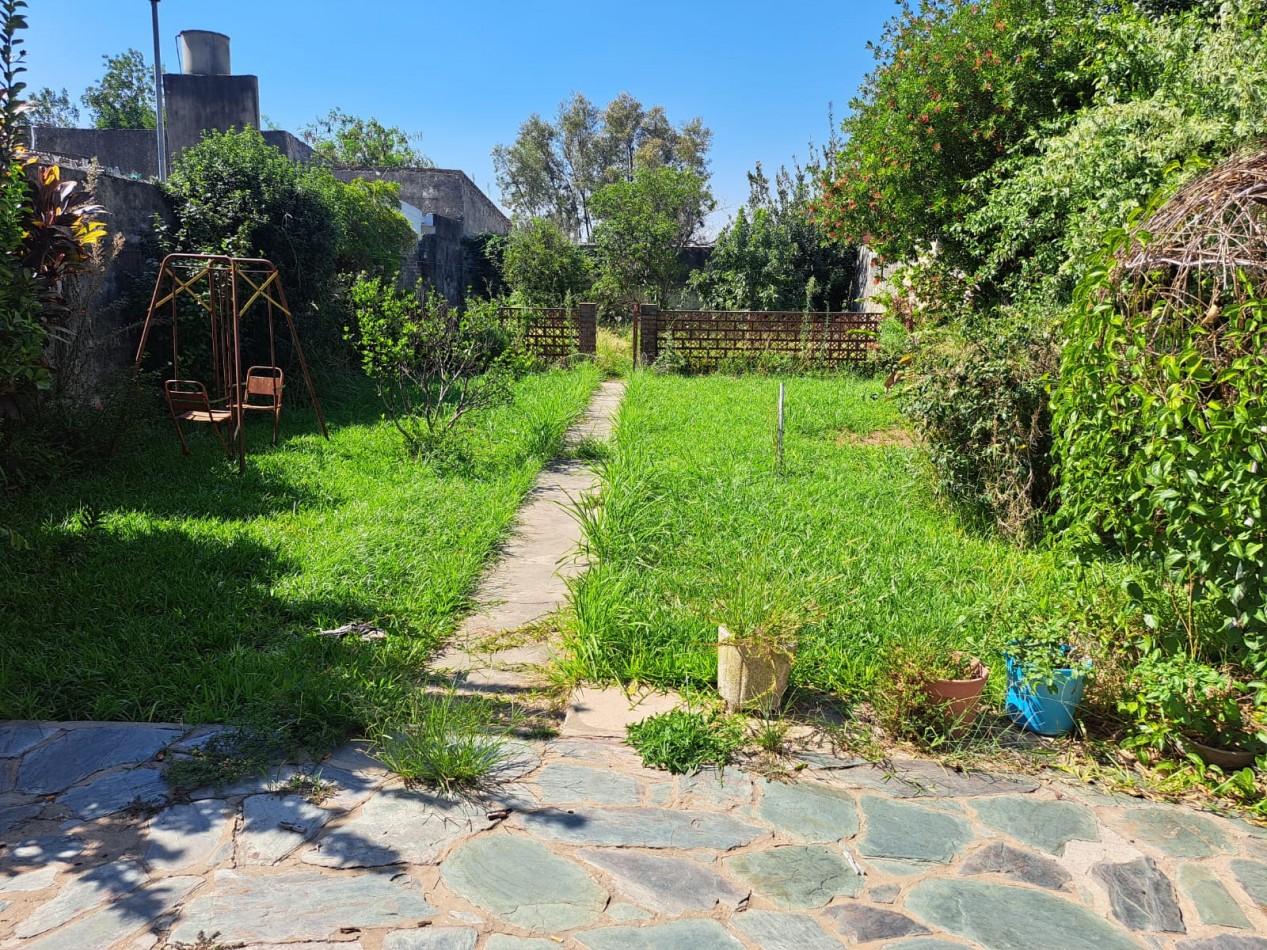 CASA CON GRAN PATIO VERDE 