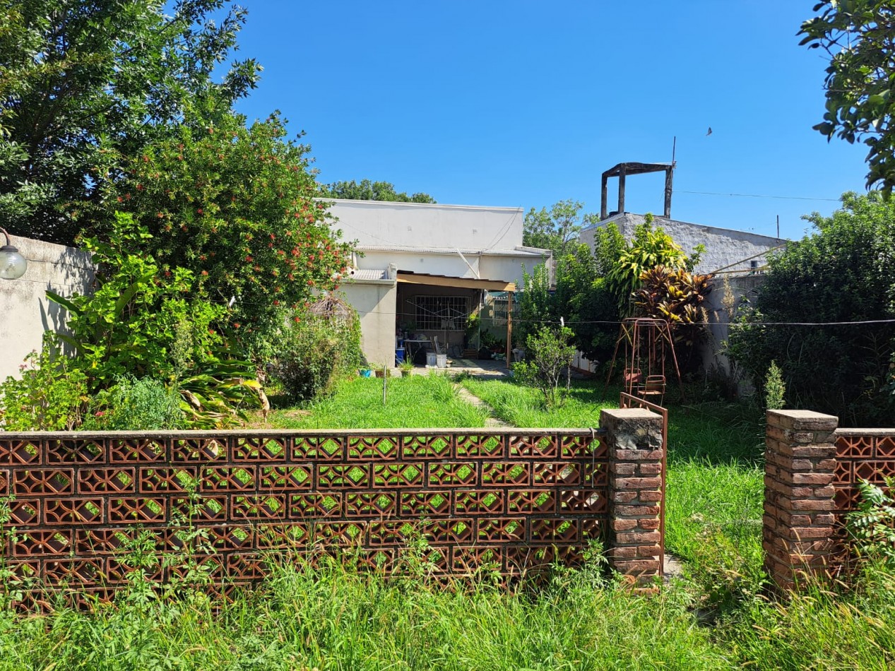 CASA CON GRAN PATIO VERDE 