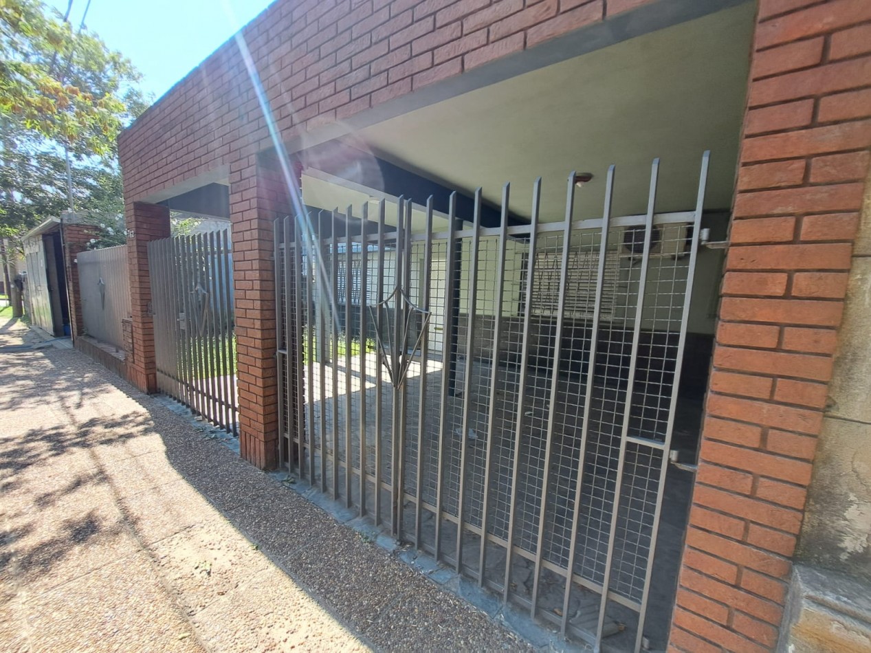 CASA CON GRAN PATIO VERDE 