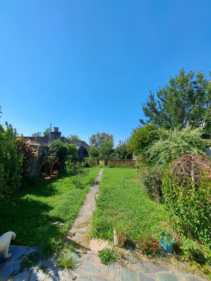 CASA CON GRAN PATIO VERDE 