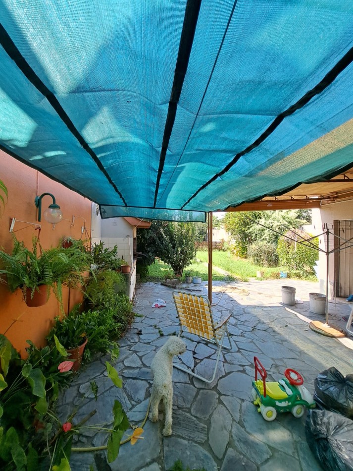 CASA CON GRAN PATIO VERDE 