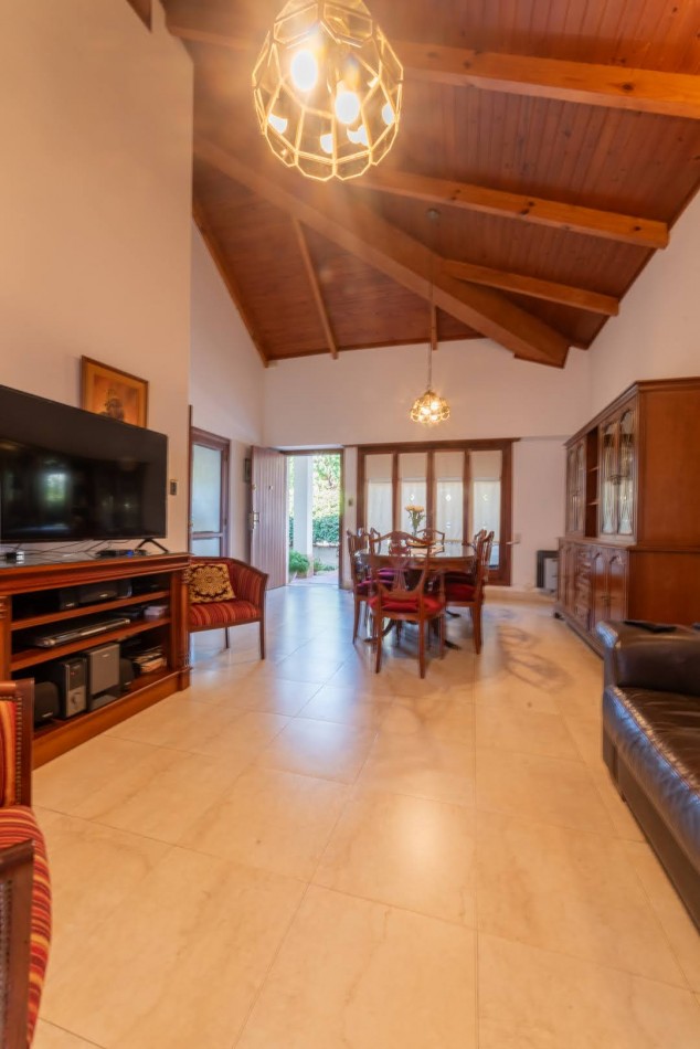 CASA A UNA CUADRA DE LA COSTANERA