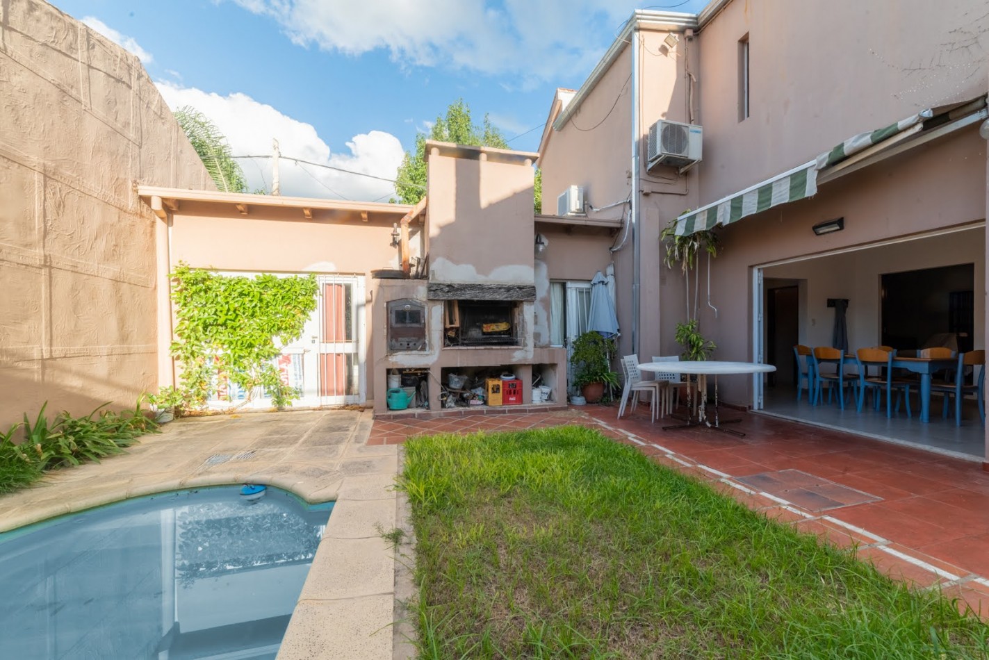 CASA EN GUADALUPE A 1 CUADRA DE LA COSTANERA