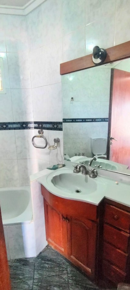 CASA 4 DORMITORIOS EN GUADALUPE OESTE