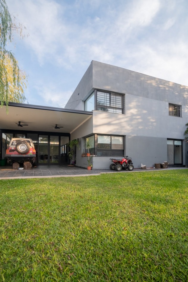 Casa de categoria a 3 cuadras de ruta 1