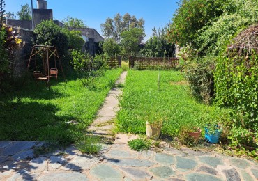 CASA CON GRAN PATIO VERDE 
