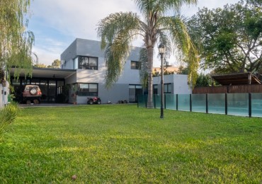 Casa de categoria a 3 cuadras de ruta 1